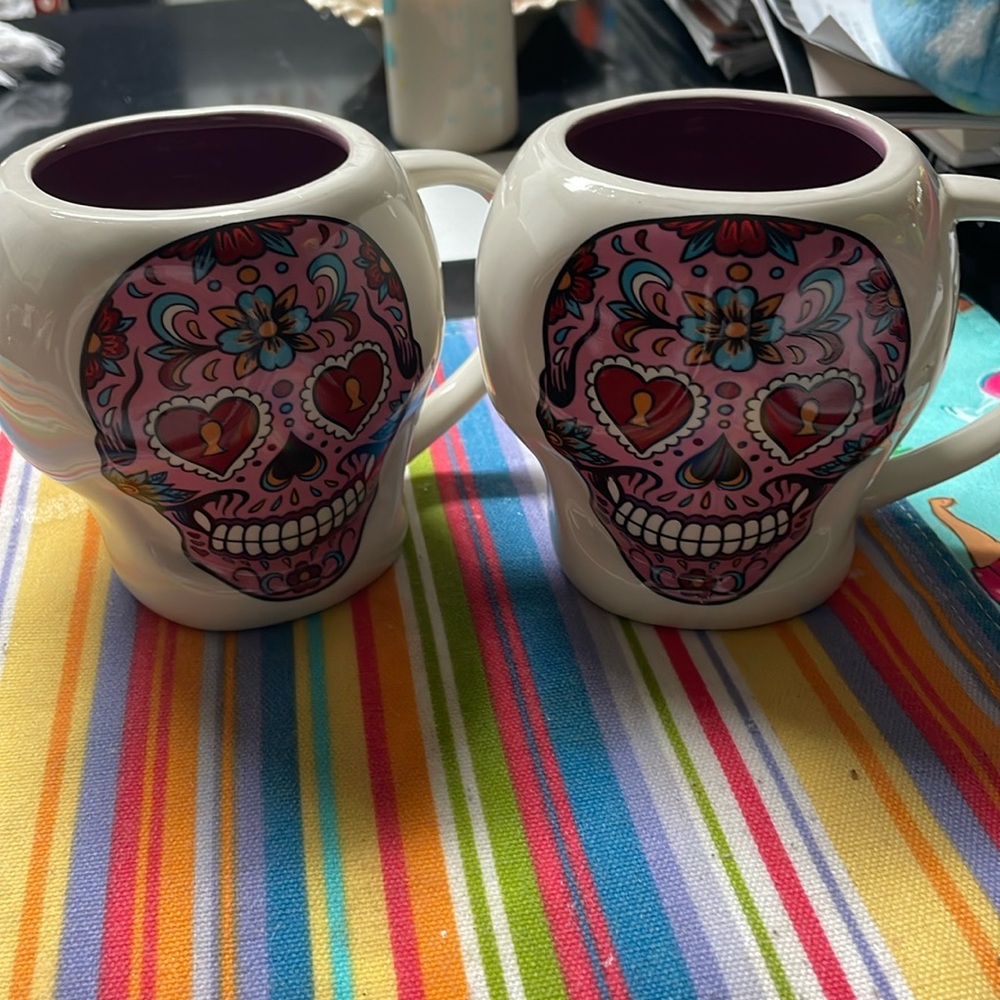 2 small coffee mugs.